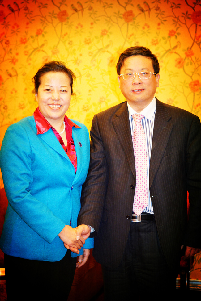 中国著名女慈善家李琳（左）应《企业家日报》副社长、企业家日报社中国企业家联盟执行主席、华东政法大学兼职教授吴礼明博士(右)邀请，将出席2014年1月11日在上海漕宝路诺宝中心举行的“ ‘财富之夜_贵族杯’----2014中国企业家首届春节联欢晚会”。梅德辉 摄.jpg