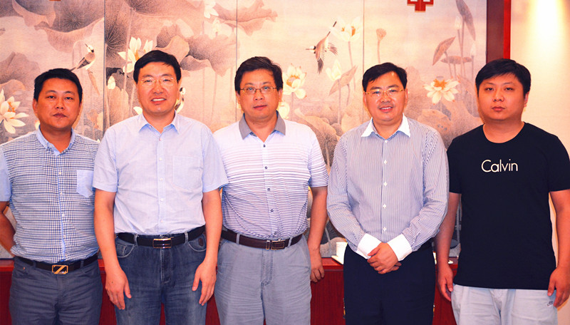天长市经济和信息化委员会主任吕传华（左二）接受采访后携安徽省人大代表、天长市昭田磁电科技有限公司董事长徐杰（左一），瑞升集团董事长陆卫东（右二），中芬电气公司董事长张栩梁（右一）与中国出版传媒网首席观察员吴礼明博士（中）合影    中国出版传媒网 徐少康 _副本.jpg