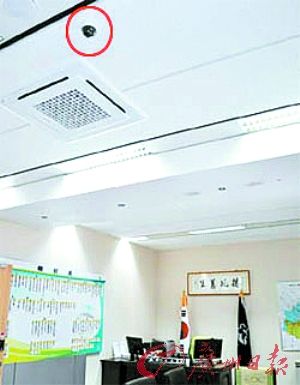 在城南市市长李在明的办公室，天花板上装有摄像头。（红圈处）