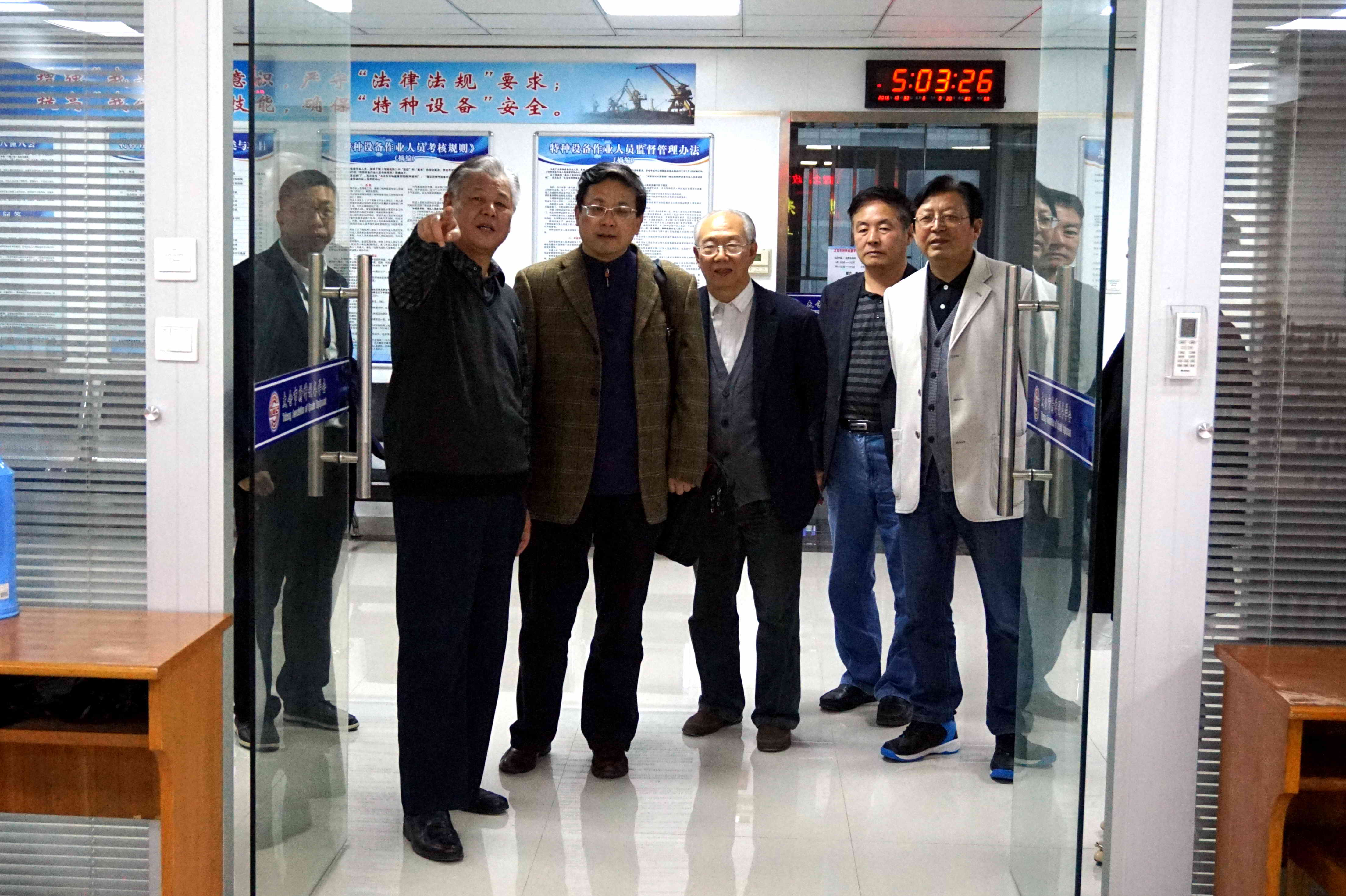 太仓市特种设备学会会长徐锦诚(左二) 向人民日报人民论坛记者吴礼明博士(中)一行介绍学会增强造血功能的同时如何为政府排忧